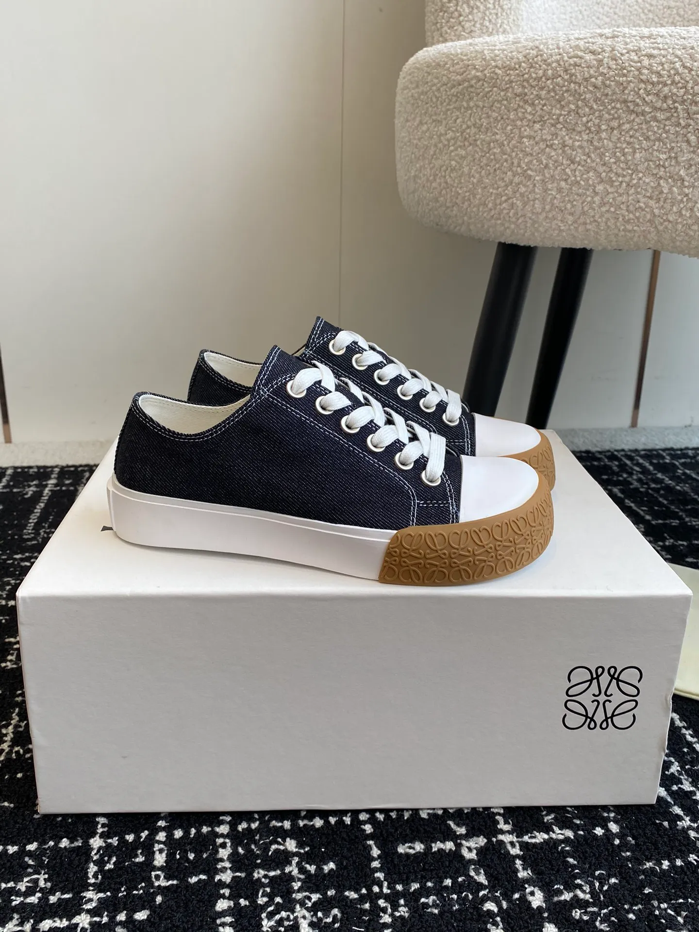 👟👟Ex-factory price 560👟👟 LOEWE 24ss new autumn and winter Terra Vulca lace-up sports shoes, large-toe vulcanized shoes, with vulcanized rubber soles and asymmetrical thick toes, wide last style, decorated with LOEWE logo label on the quarter *Anagram embossed outsole and upper high ZP customization, original material, imported canvas, outsole: ZP mold custom vulcanized outsole Insole: ZP customized insole Size: #35-41 (40 41 customized, non-returnable)